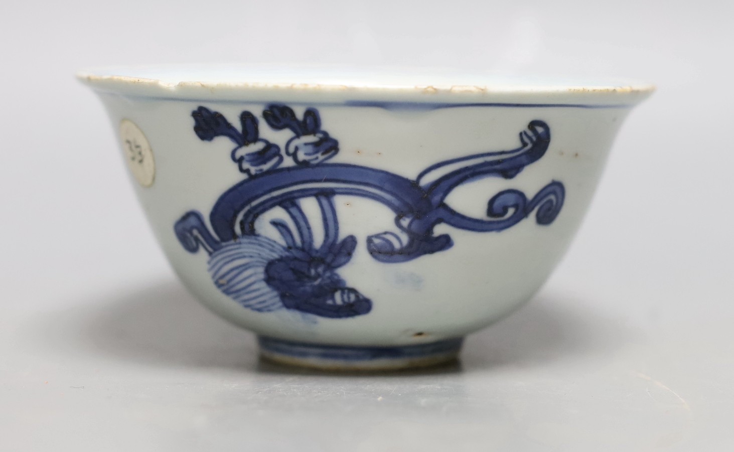 A Chinese late Ming blue and white ‘chilong’ bowl, 16th/17th century, 12cm